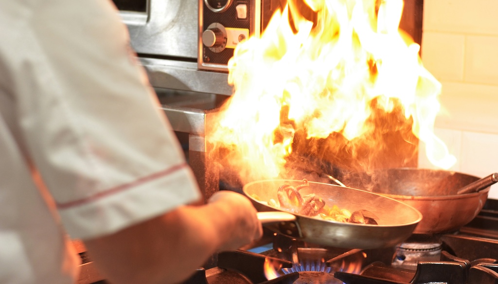 【話題】『WAGYUMAFIA』のこのパフォーマンス、「消防法および火災予防条例」的に不味いんじゃない？(※動画)