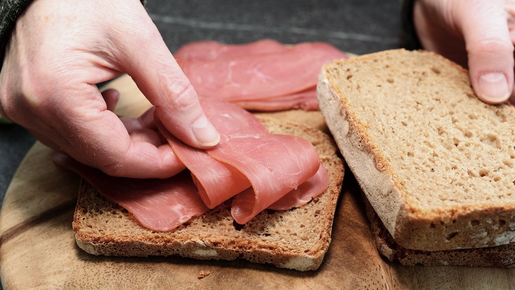 【芸術】トップバリュのサンドイッチのハム、“薄すぎる”と話題に…