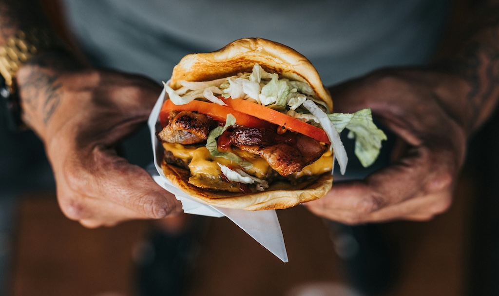 宮古島のハンバーガー店オーナー「飛行機のピック(原価一本1300円)がよくなくなる(持ち帰られる)… 普通に見て「持って帰っていいもの」と思うのか？」→ 賛否両論