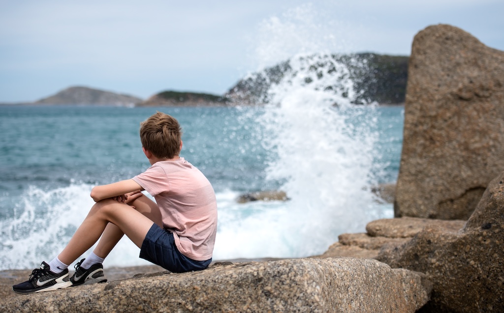 対馬と壱岐の海岸に中国語・「China tea」・茶葉のようなイラストが書かれた袋が４つ見つかる
