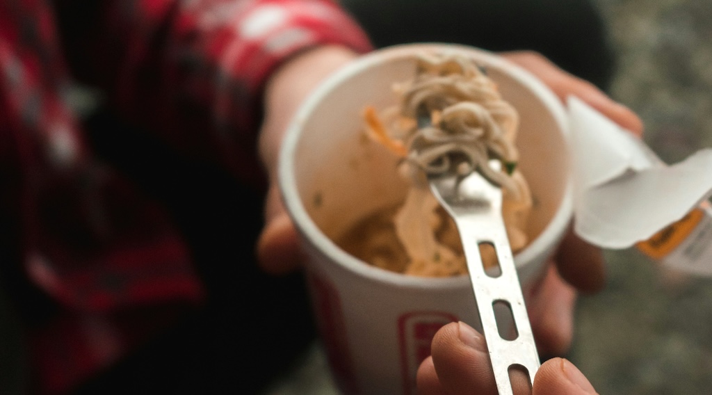 ヒカキンのカップ麺『みそきん』、麺に虫が混入 → 製造元の日清が調査「原因不明」「SNSに晒すのは自由」