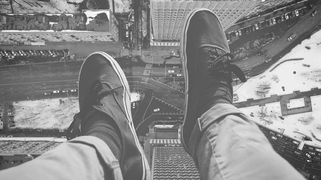 大阪・繁華街ビルで女性2人飛び降り