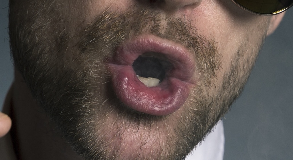 【セクハラ】毎日新聞元役員、社内勤務の女性にキス