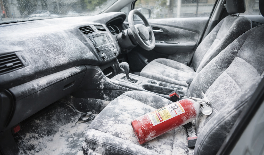 【画像】山頂で犯罪臭しかしないヴェルファイアが発見される…(ﾊﾟｼｬﾘ)