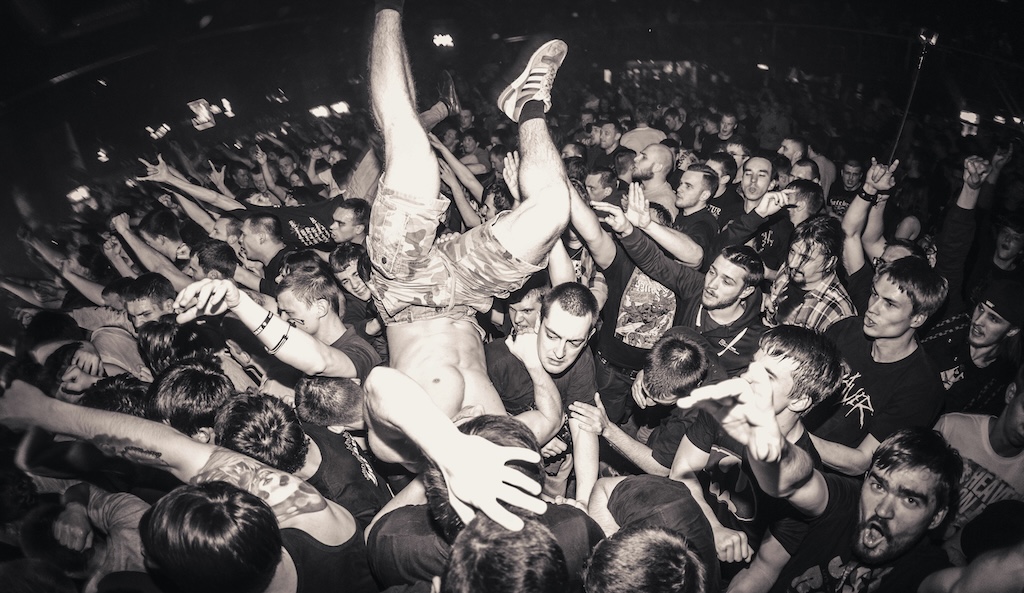 ライブで観客のダイブ直撃… 漫画家が負傷「人の頭や首、衝撃を受けると簡単に死にます」