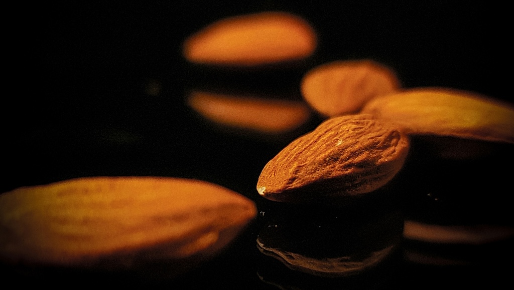 【話題】バリバリ食べてた『素煎りアーモンド＋いちじく』、原材料を確認したら“とんでもないコラボ”が発覚…