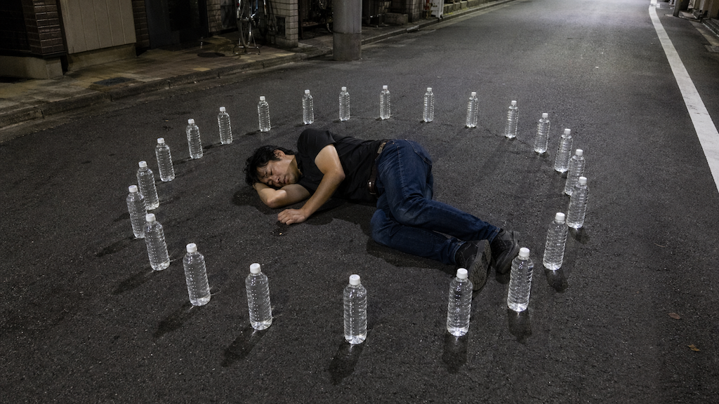 外国人「日本の方が泥酔している人の周りにペットボトルの水やコーヒーを置いている様子を見かけたのですが、どなたか理由を教えて？」