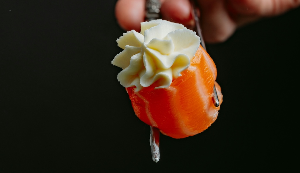 海外の『サーモン寿司』に日本人の反応は…