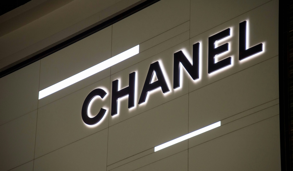 偽シャネルのピアスをフリマアプリで販売、中国籍の兪華(47)と陳振洪(42)を逮捕