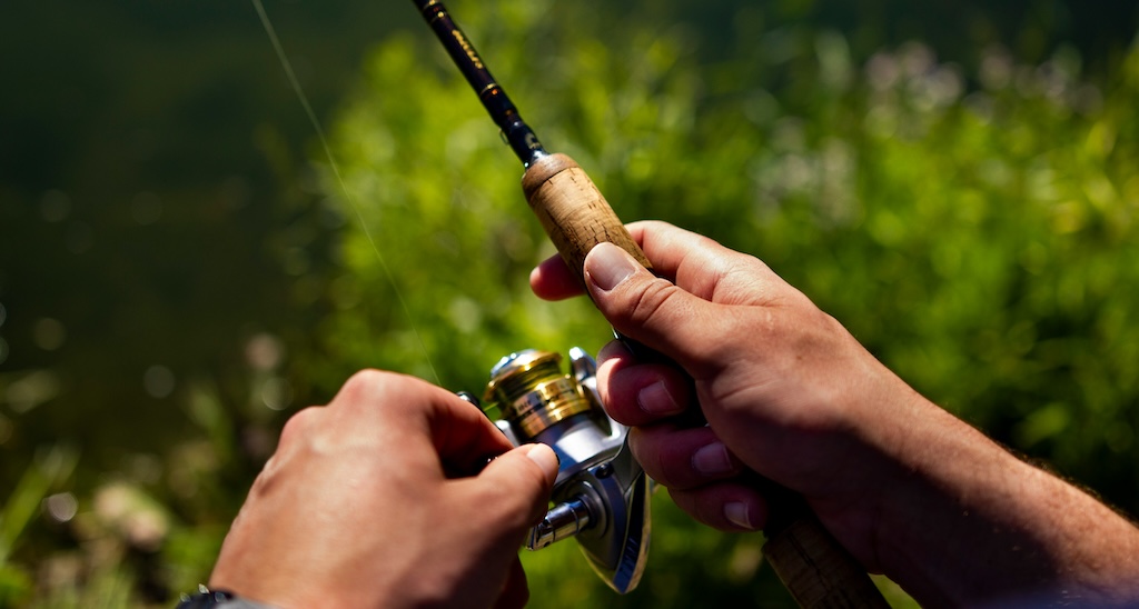 【画像】釣り人「今までで釣った獲物の中で1番の大物見て…(ﾊﾟｼｬﾘ)」→ 反応『夢あるな〜』『持ち主は…底に…まさか、ね？』