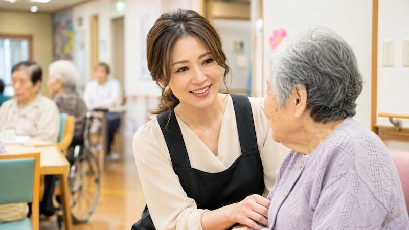 【接客のプロ】「夜の仕事しか経験がない女性」をデイサービスで採用 → 当初は不安も… 利用者から絶賛の声！