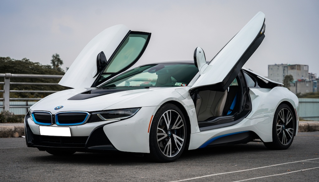 ノブコブ吉村から高級車“BMW i8”をもらった お見送り芸人しんいち、贈与税に悲鳴