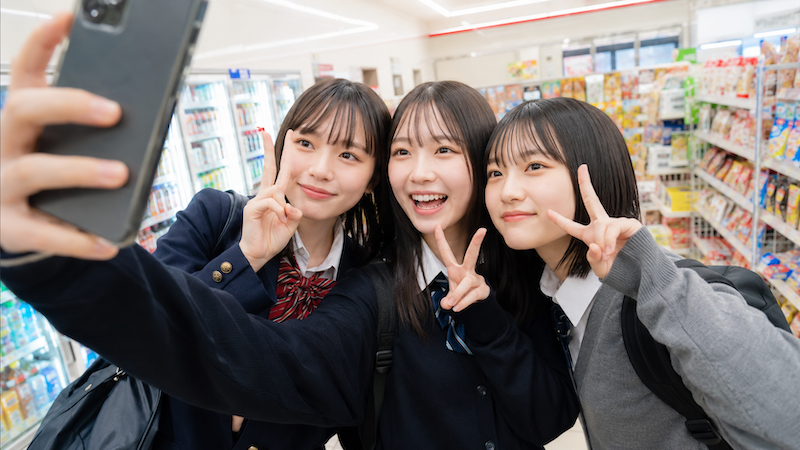 【話題】JK３人組「BeReal撮りたいのでどいてください」→ 仕事中の店員「は？」