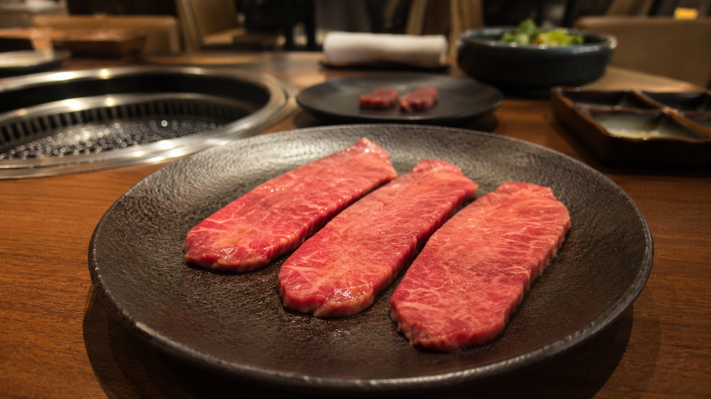 【話題】一人焼肉中、隣の韓国人男性が翻訳画面で「お腹いっぱいです。もしよかったら、このお肉食べてください」→会話が広がり「国籍なんて本当に関係ない」