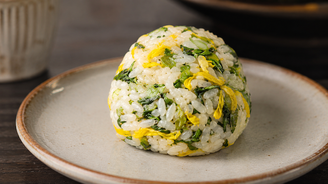 料理研究家「菊の花をバラまいて床におとして無駄にするより、たっぷりご飯に混ぜこんでおにぎりにしたら美味しいよ！」→ 井川意高さんがバッサリ「むちゃくちゃ◯◯◯」