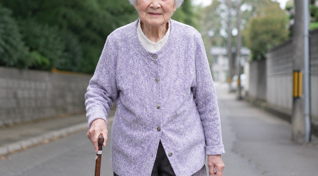 90代女性、白っぽい液体を頭にかけられる → 近づいてきた男性「大丈夫ですか？」→ カバンから金約20万円盗む