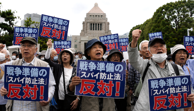 スパイ対策本格化、“市民”らが国会前で猛抗議