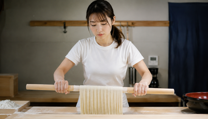 【話題】日本の美人うどん職人さん、世界中でバズる！（※「マスクしろ」「帽子かぶれ」などのコメントは少なめ）