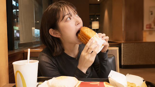 歌手・鈴木愛理さん(32)、朝からマックのハッシュポテト“5枚重ね食い”