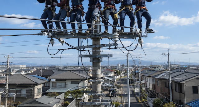 愛知県の電気工事会社さん、高所で「雨になって何分か後に行く」をやってしまい、炎上…