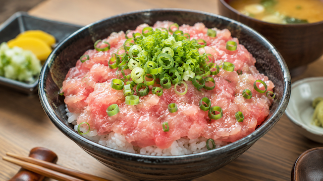 【話題】『しんぱち食堂のこの“ねぎとろ”なんか口の中痺れるというか麻痺する感覚なるねんけど私だけ？』