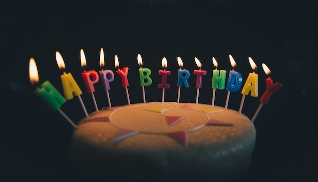 【大炎上】子供１歳の誕生日、母親が“誕生日ケーキ”に顔を押し当て子供号泣 → 親はゲラゲラ笑ながら撮影 → 周囲も止めず、何度も…