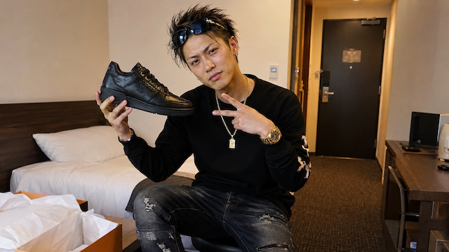 【可愛い】ヴィトンのスニーカー1つ買った男子、ショッパー、箱、布袋(2枚)をめいっぱい広げて“決めポーズ(ﾊﾟｼｬﾘ)”