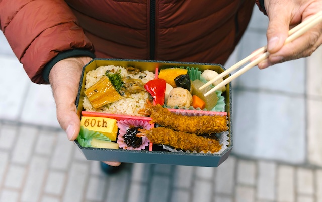 「これがストーカーと言われるのは納得いかない!」家に押し掛け料理と手紙を置いた女(64)をストーカー規制法違反の疑いで逮捕