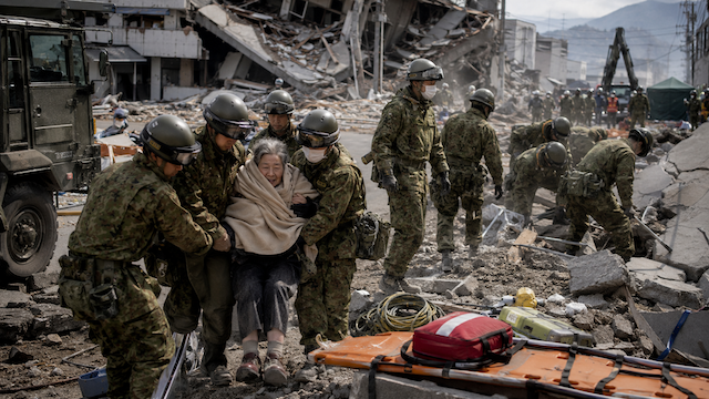 【熊本地震】自衛隊、イオンモールで救助活動