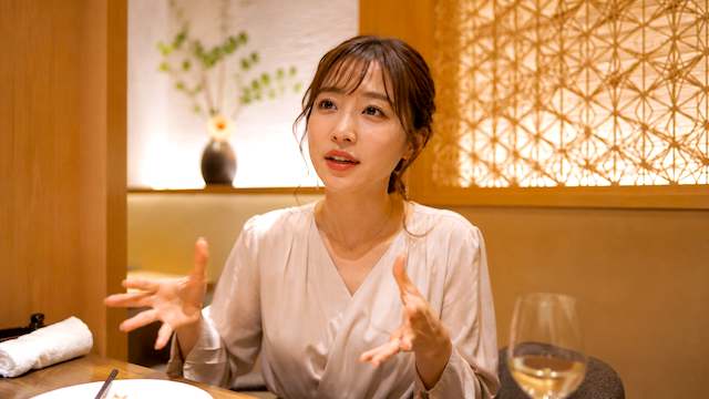 【動画】女性タレントさん(35)、飲食店ででかい声で「セッ○○」連呼… → 店員さんが来ても「旦那がヤリたい時に〜」→ 批判殺到…