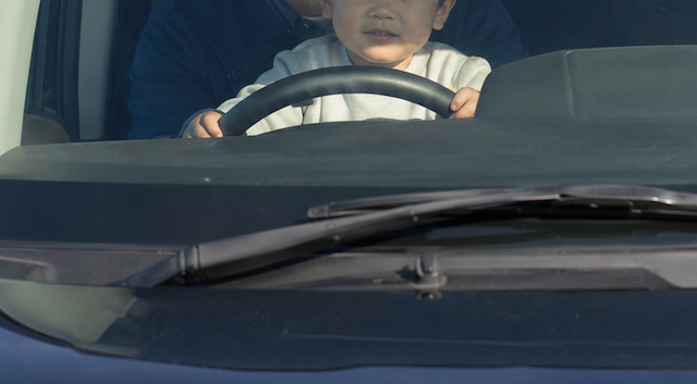【話題】『4,5歳の子供がバ○親の膝に乗ってハンドル握ってた… これ、東名高速だよ？？』