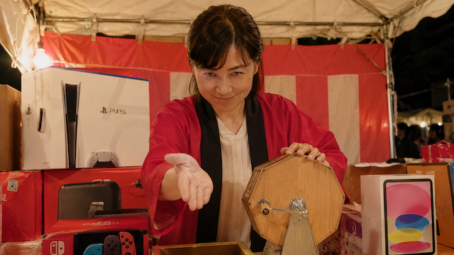 YouTuber・がーどまん、生配信で“祭りくじの闇”を暴く!女性店員は「警察も黙認しとんねん」と反論するも、最後は泣き出す…