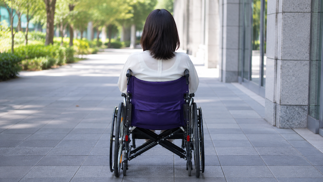 ステージ3“がん”で一時危篤状態… 元GTO女優の車椅子姿にエール