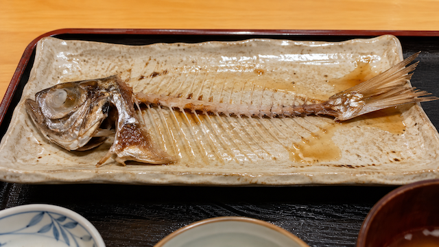 へずまりゅう氏「これはマナー違反ですか?」「最近知り合った社長から「その食べ方は相手を待たせるし意地汚いから止めようマナー違反だよ」と言われました。 正直意味が分かりません…」