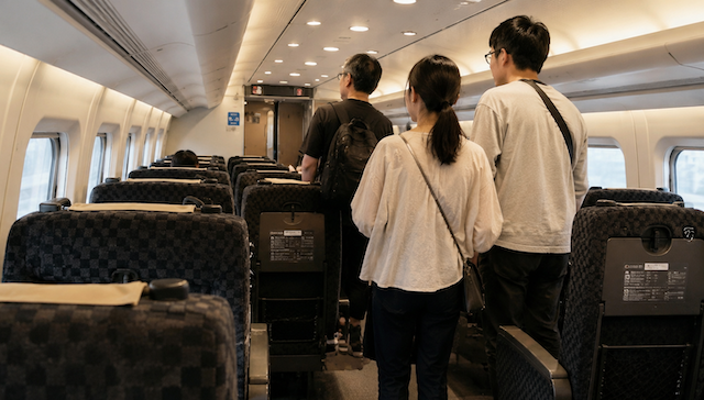 【民度】熊本地震で電車が止まり車内に閉じ込められた乗客、立ち続ける…「指定席だから」
