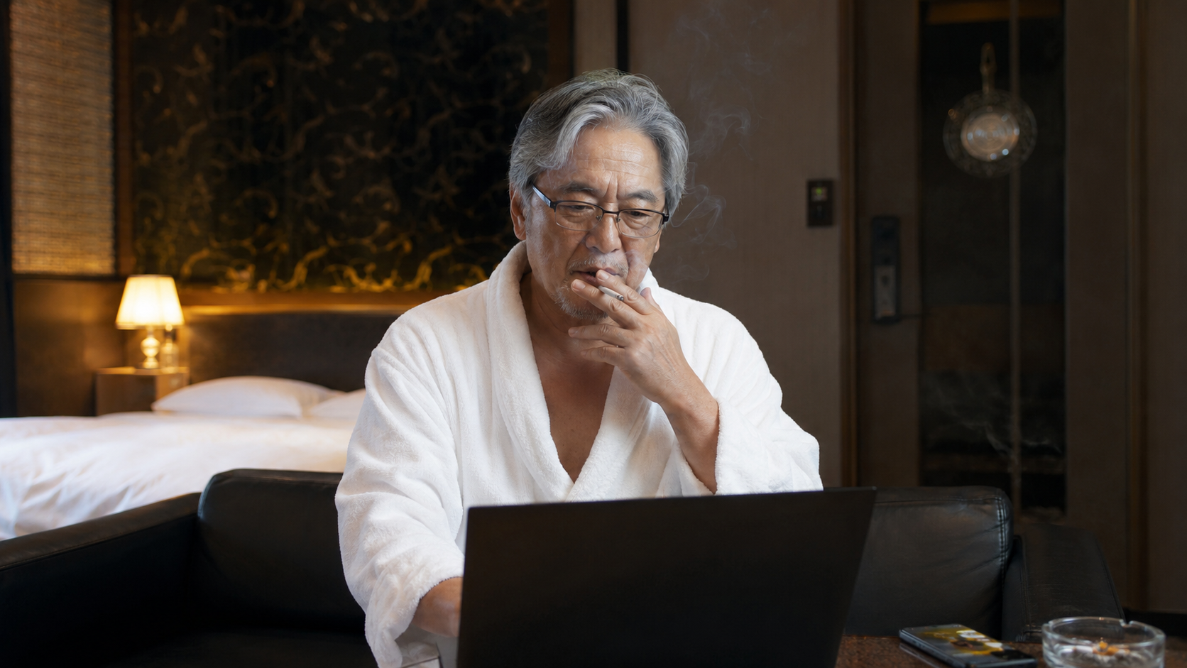 セクシーバスローブ姿でタバコを吸いながら記者会見に登場した秋田県産業労働部・小野貴宏氏、秋田市のラブホテル、“ドルフィンイマージュ202号室”からのリモートだったことが判明！