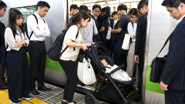 ベビーカーで原宿から乗車した女性「揉みくちゃで、必死で押さえた…」→ 反応「ごめんやけど、めちゃくちゃ邪魔」「これ多分あなたが悪いですよ笑」