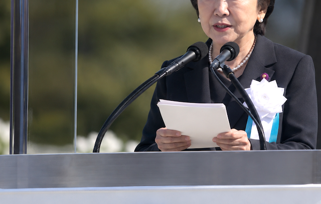 X民「頑丈な防弾ガラスで前後左右守られながらの『平和式典』スピーチ。防弾バッグを持ったSPも複数人。そういう人が日本の総理大臣…」