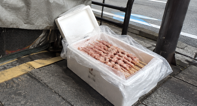 【話題】『今日八王子で行われる祭りの屋台でこの時間から生肉常温放置してるのやばすぎだろ…』