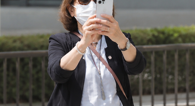 【動画】河合ゆうすけ氏「裁判中の鈴木奈々子被告(フィフィの仲間)が、私の家のすぐ近くでカメラを持って立ち続けている。怖すぎる…」