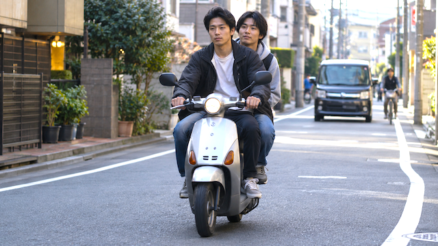 【動画】ノーヘル、二人乗り、ナンバー無しの原付、脇見運転で車に激突 → そのまま逃走…