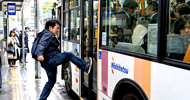【福岡】降車に時間がかかっていた満員バス… 乗車ドアが開くの待ちかねた人がブチギレ！ドアを蹴りガラスが破損、運行終了 → 全員下車へ…