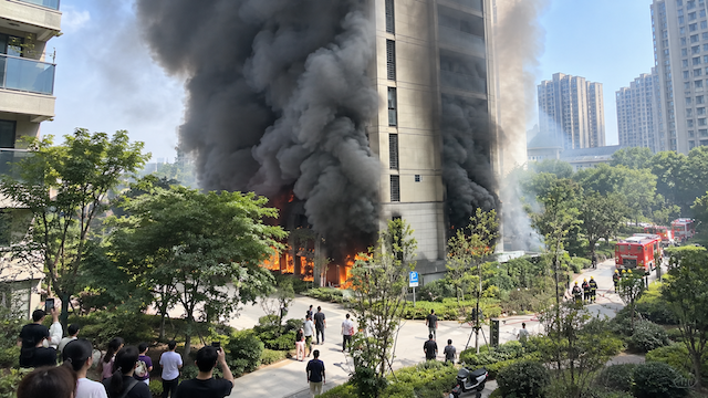 【動画】中国浙江省杭州市のタワーマンションで火災… 電動自転車の駐輪場から出火か