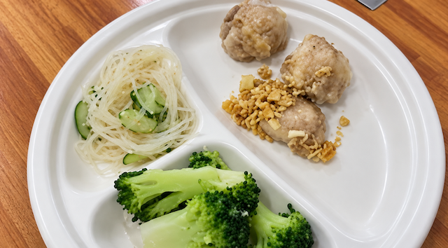 【アジア競技大会】「これを食べて競技しろと?」野菜に鶏肉3切れ… タイ代表監督「量が少なすぎる」