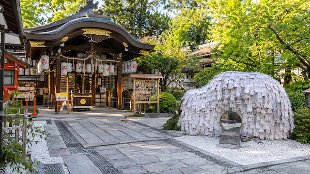 推し活で借金600万円の女性(30代)、最強の縁切り神社・京都『安井金毘羅宮』で「金に縁のない自分との縁切り」を祈願 → 結果…