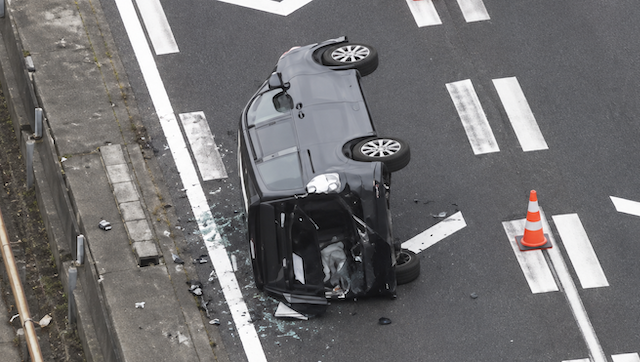 高速道路で車が横転… 子ども含む8人搬送、女性(20代)が死亡