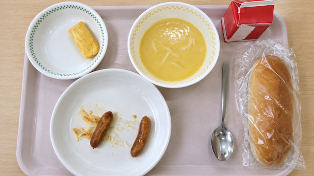 【動画】札幌市の小学校で実際に提供された給食、あまりにも酷いと話題に…