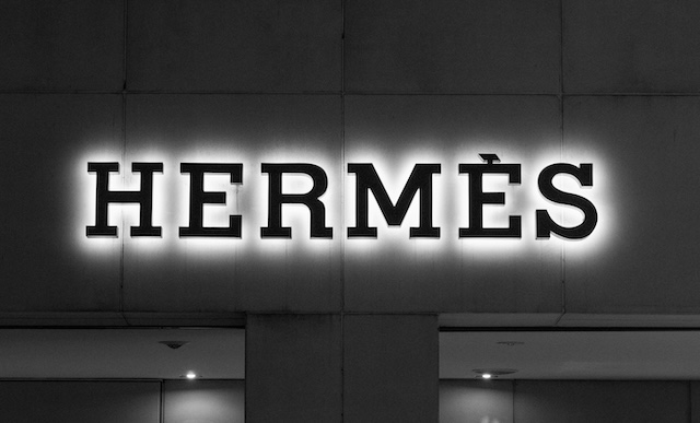 「私たちはお客様に公平にサービスを提供し…」エルメス銀座店のバッグ売り場にあった『お知らせプレート』に疑問の声…