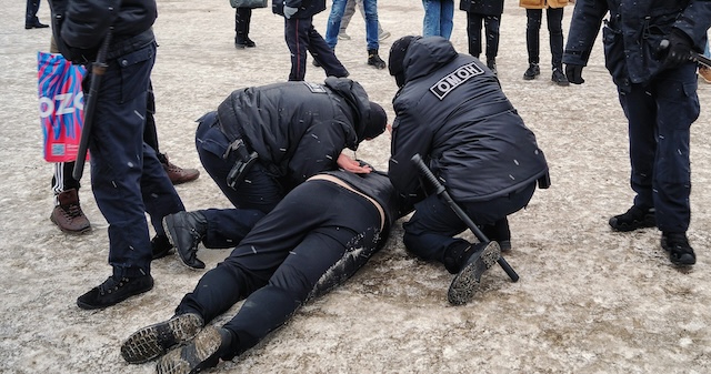 【話題】ロシア連邦保安庁が北海道新聞記者をスパイ容疑で逮捕した際の映像…