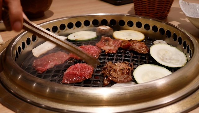 【話題】4人で焼肉、会計16000円 → 1人が8000円の優待券を出す「残りはみんなで払ってね」→「いや、残りを４人で割るべきだよね？」→ 物議に…